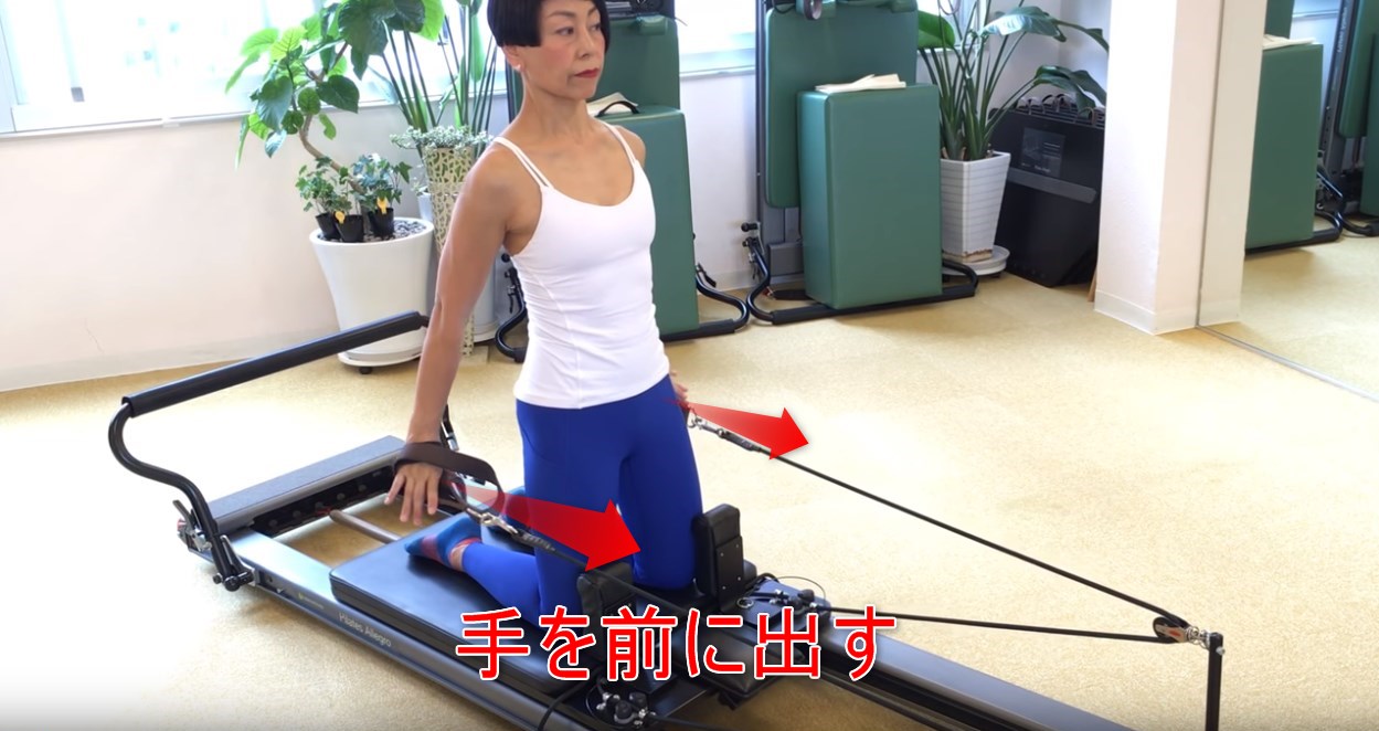 44-03_手を前に出す