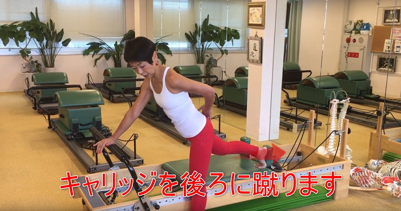 61-04_キャリッジを後ろに蹴ります